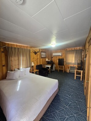 RIVER SIDE ROOM WITH 1 QUEEN BED | Premium bedding, Tempur-Pedic beds, free WiFi, bed sheets - The Trail's End (Dubois)