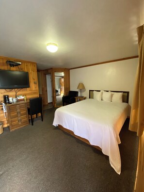 Premium bedding, Tempur-Pedic beds, free WiFi, bed sheets - The Trail's End (Dubois)