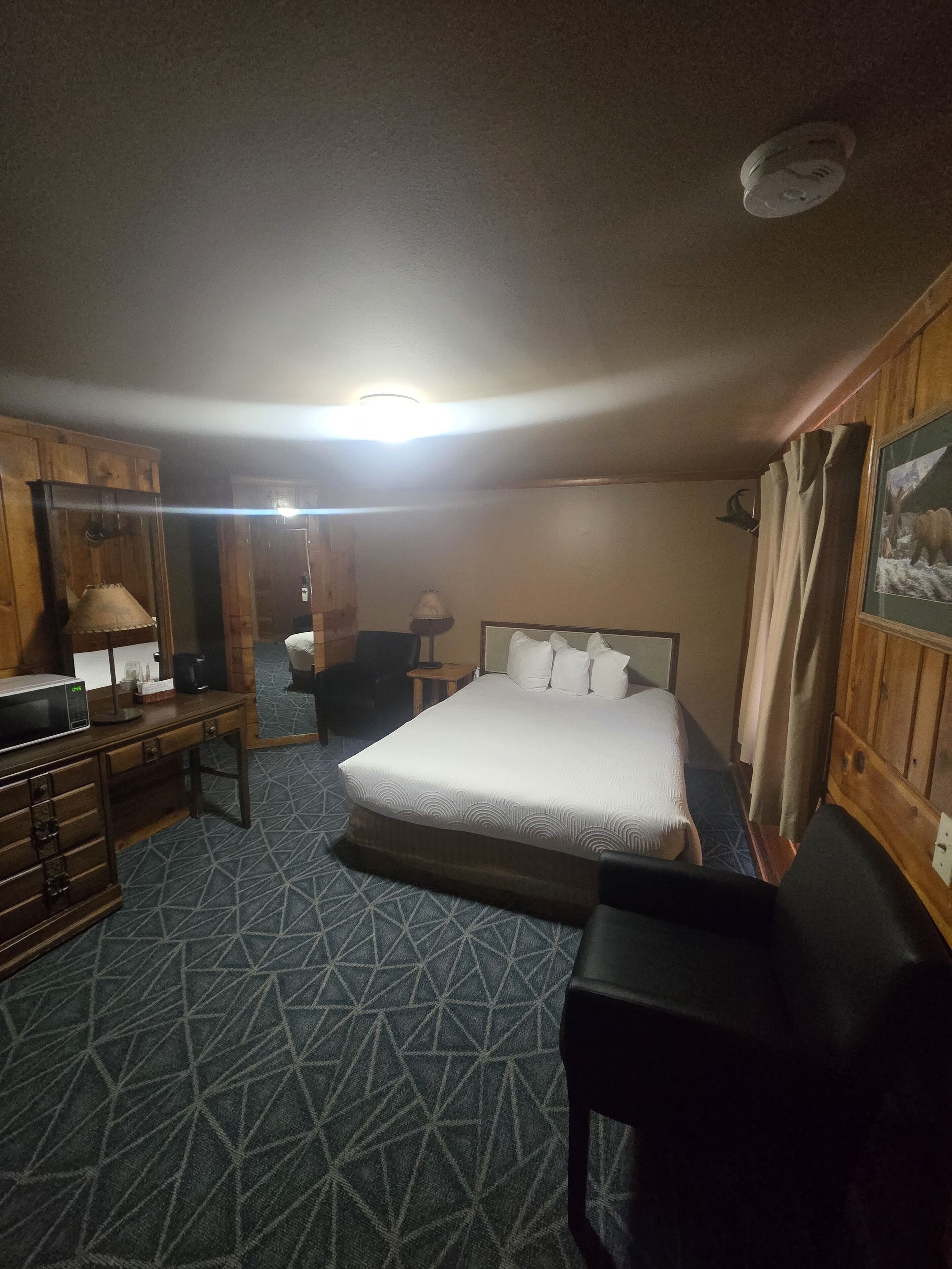 NON RIVER SIDE ROOM  SINGLE QUEEN (Off River: # 116, 117, 118, 119, 201, 202, 203, 204, 206)