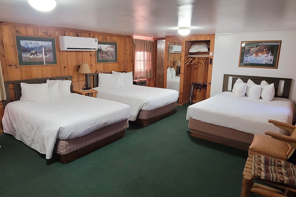 NEAR TO RIVER SIDE ROOM WITH THREE QUEEN BEDS | Literie de qualité, lit avec matelas Tempur-Pedic