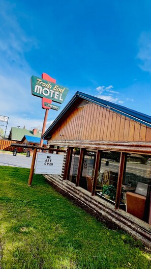 Exterior - The Trail's End (Dubois)