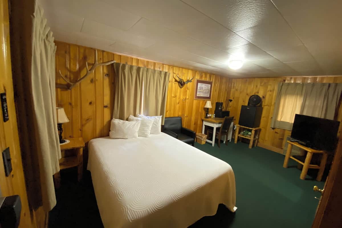 Basic Room, 1 Queen Bed, River View, Mountainside