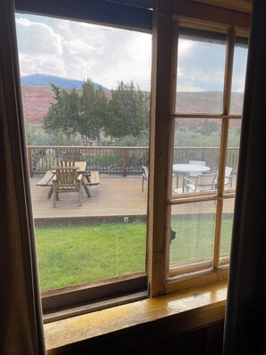 RIVER SIDE ROOM WITH 1 QUEEN BED | Literie de qualité supérieure, matelas Tempur-Pedic, Wi-Fi gratuit