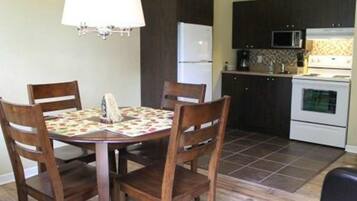 Micro-ondes, plaque de cuisson, cafetiĂšre/bouilloire