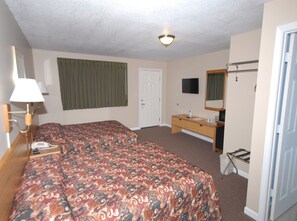 Deluxe Room, 2 Queen Beds, Non Smoking, Refrigerator & Microwave | Desk, free WiFi, bed sheets - Wayside Motel (St Ignace)