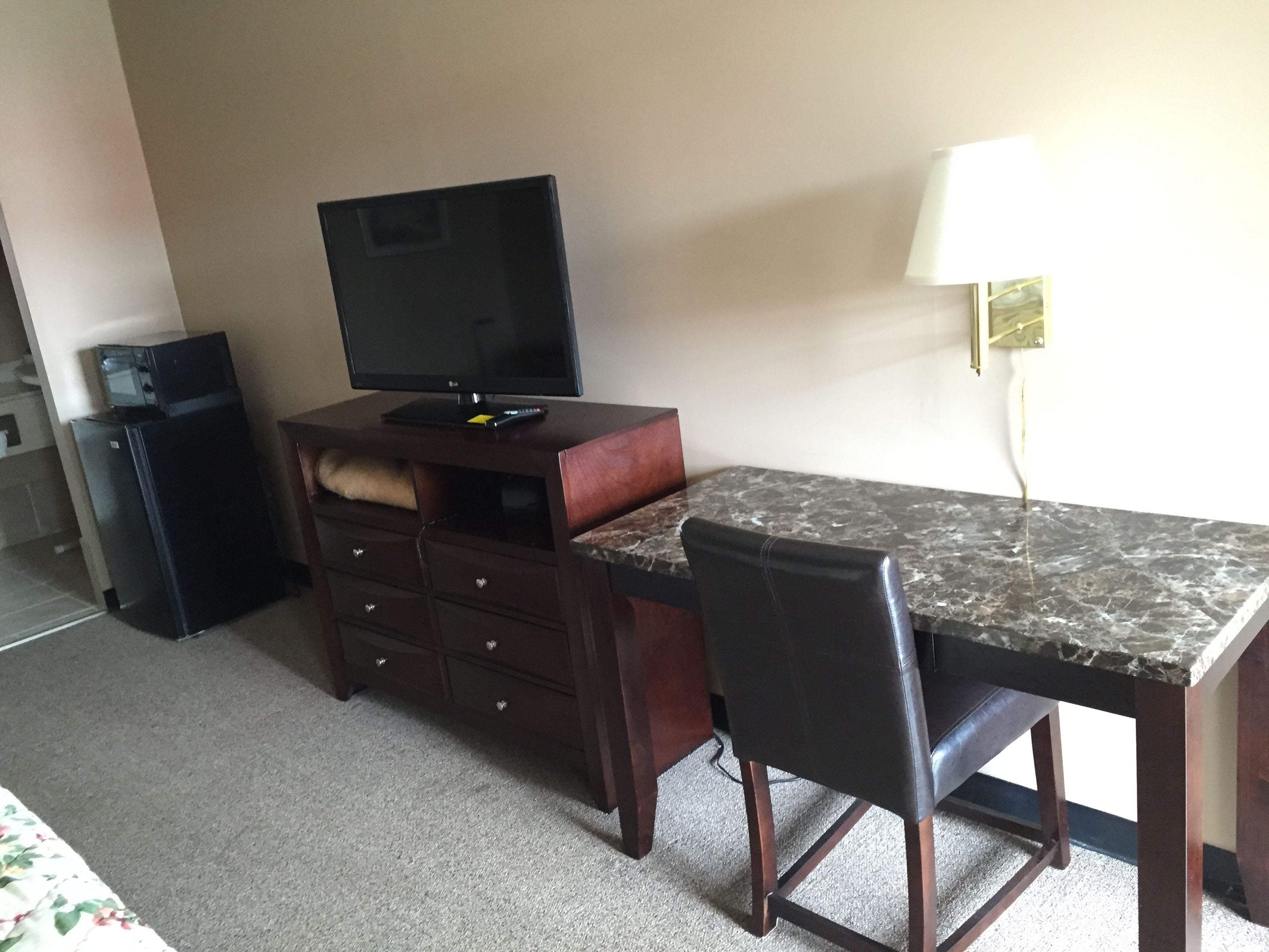 Business Room, 1 King Bed, Smoking | Desk, iron/ironing board, rollaway beds, free WiFi