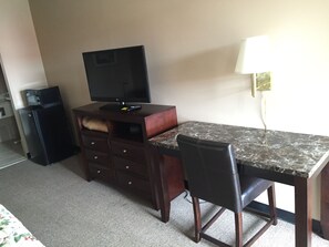 商務客房, 1 張特大雙人床, 吸煙房 | 書桌、熨斗/熨衣板、折疊床/加床、免費無線上網