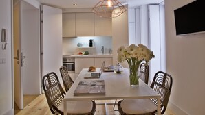 Flat-screen TV - Lisbon Five Stars Apartments Combro 77 (Lisbon)