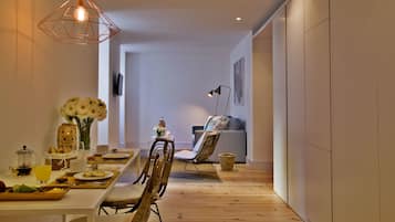 Dundyner, strykejern/-brett og barnesenger (inkludert)