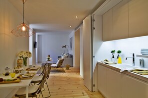 Geladeira, micro-ondas, cooktop, lava-louças