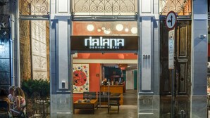 A hotel entrance with a sign reading "Dalana Design Hotel," featuring a traditional facade with ornate detailing and a balcony. - Da Lapa Design Hotel - Hostel (Rio de Janeiro)