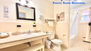 Chambre Double Familiale, plusieurs lits | Salle de bain | Articles de toilette gratuits, sĂšche-cheveux, serviettes fournies, savon