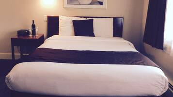 Standard Room, 1 Queen Bed | Desk, laptop workspace, blackout drapes, iron/ironing board