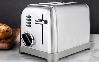 Un tostador de acero inoxidable con pantalla digital y botones de control.