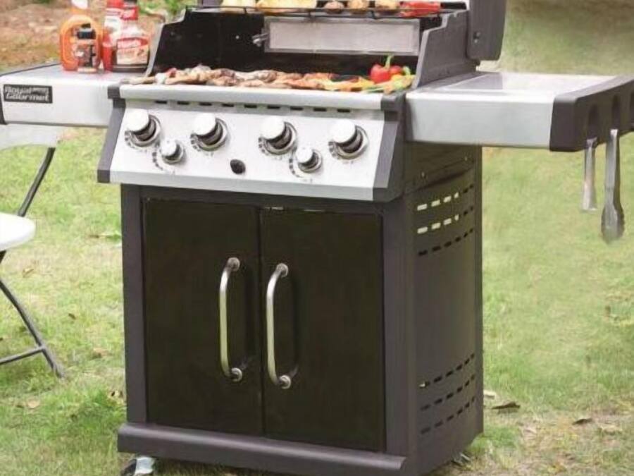 Una barbacoa portàtil amb quatre fogons i un armari d'emmagatzematge.