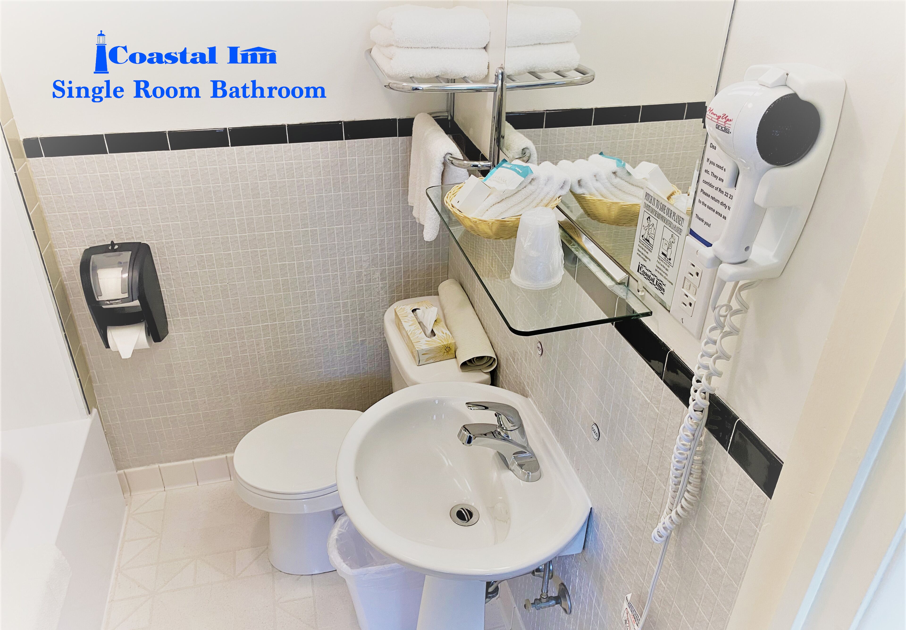 Une salle de bain individuelle comprenant des toilettes, un lavabo et un porte-serviettes.