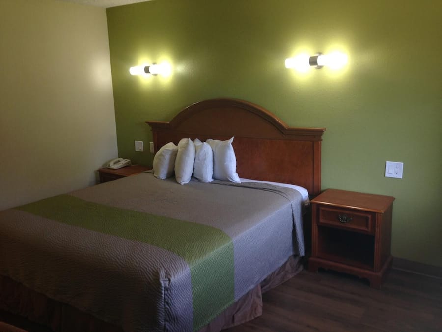 Escritorio, insonorización, tabla de planchar con plancha y wifi gratis