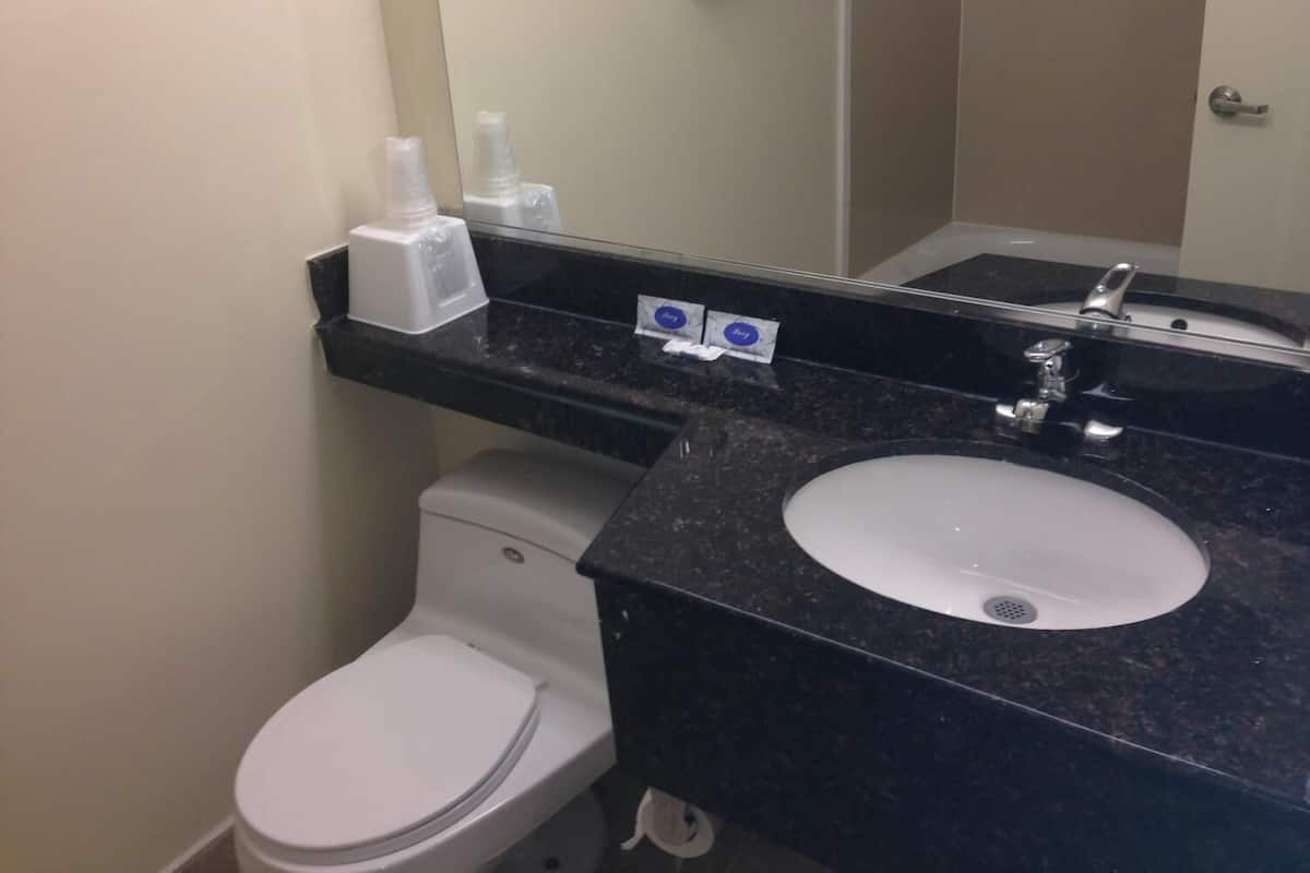 Combined shower/tub, free toiletries, towels