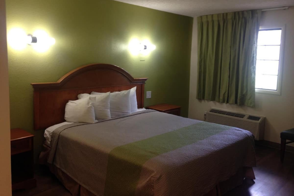Standard Room, 1 King Bed, Non Smoking | Desk, soundproofing, iron/ironing board, free WiFi