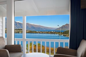 In-room safe, laptop workspace, soundproofing, iron/ironing board - Lakeview Colonial Motel (Queenstown)