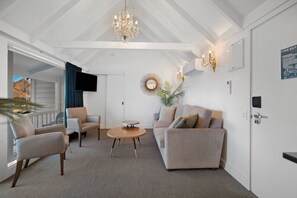One Bedroom | Living area | 42-inch TV with satellite channels, Netflix - Lakeview Colonial Motel (Queenstown)