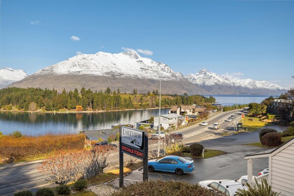 Front of property - evening/night - Lakeview Colonial Motel (Queenstown)