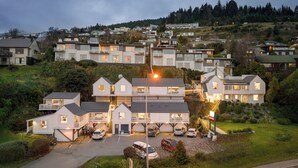 Zona residencial com várias casas, um estacionamento e uma rua.