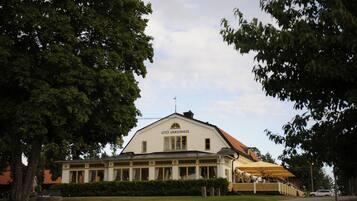 Vista frontal de la propiedad