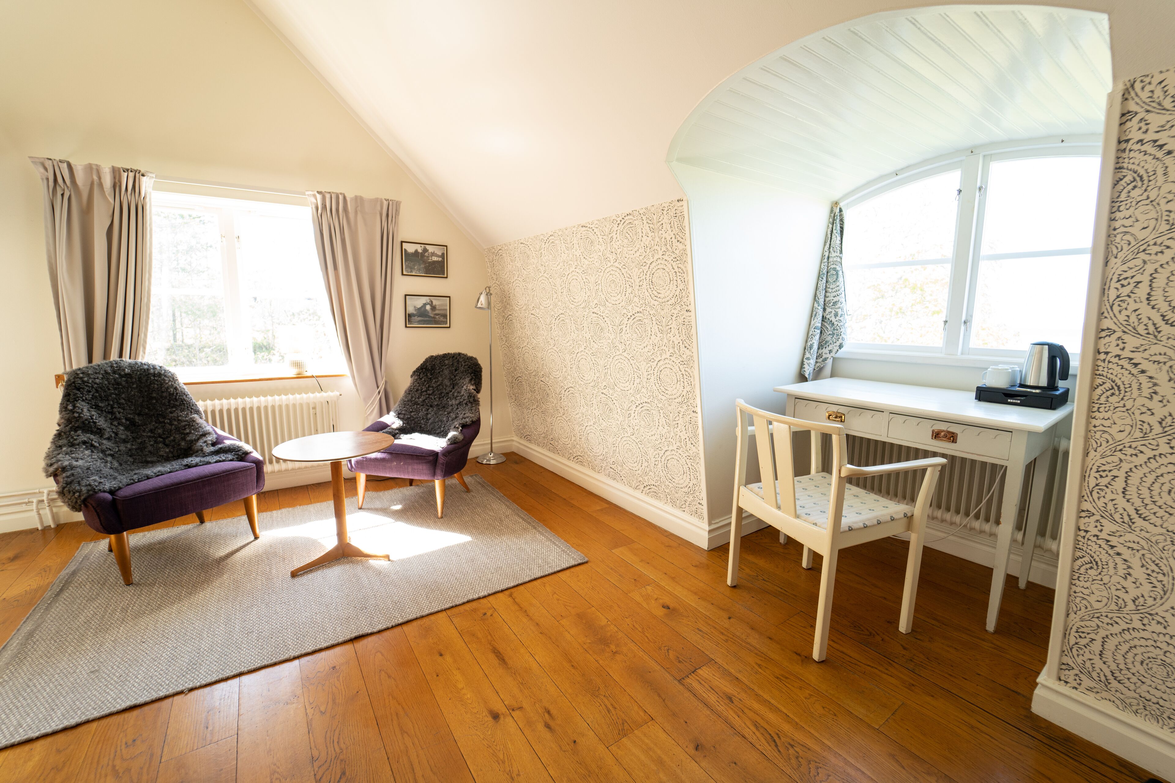 junior suite, sea view | desk, iron/ironing board, cots/infant beds, bed sheets