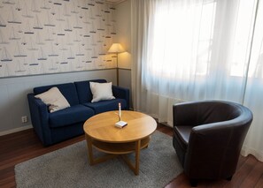 Desk, iron/ironing board, cots/infant beds, bed sheets - Utö Värdshus (Uto)