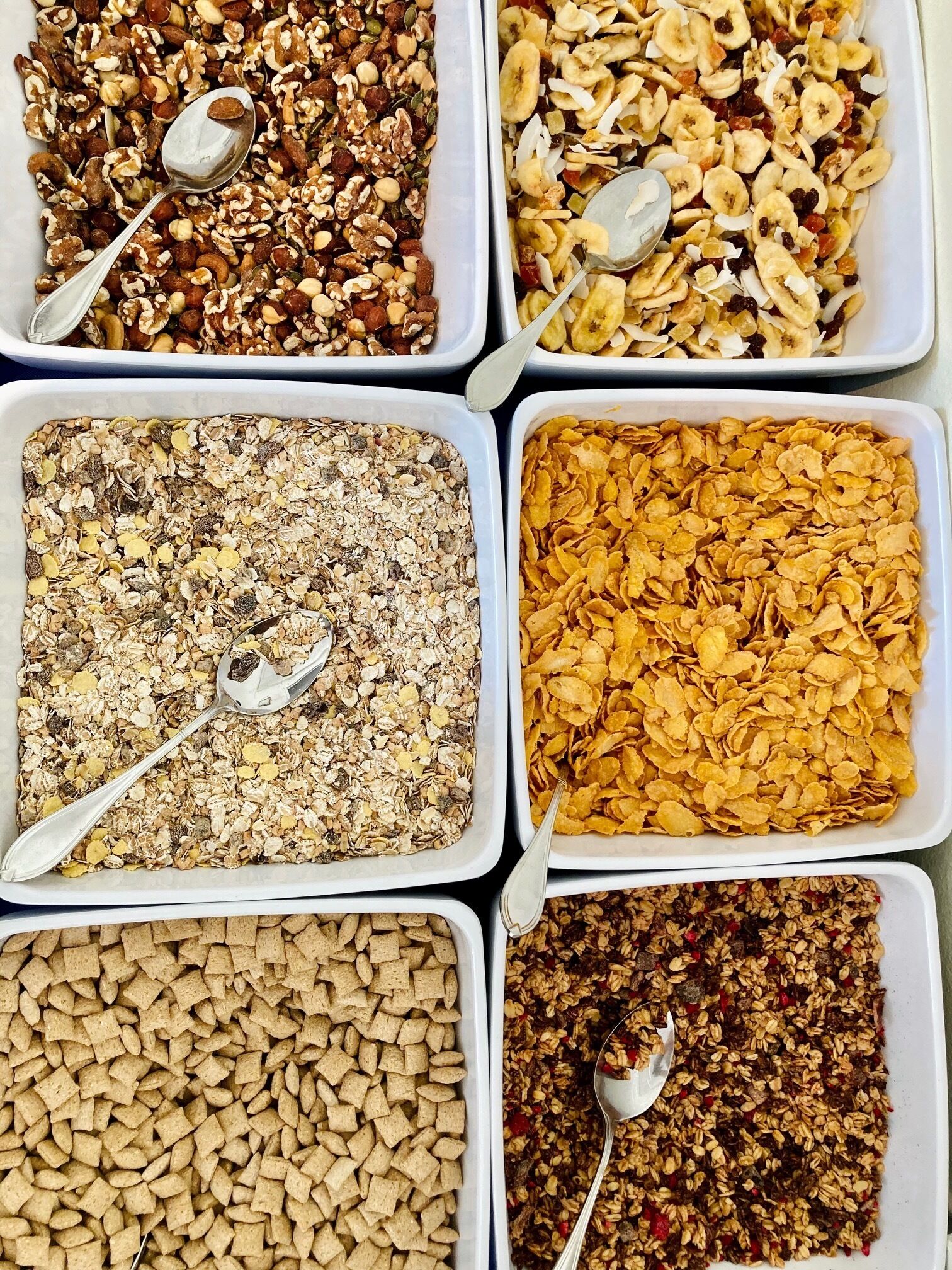 Sex förpackningar med olika sorters frukostflingor.