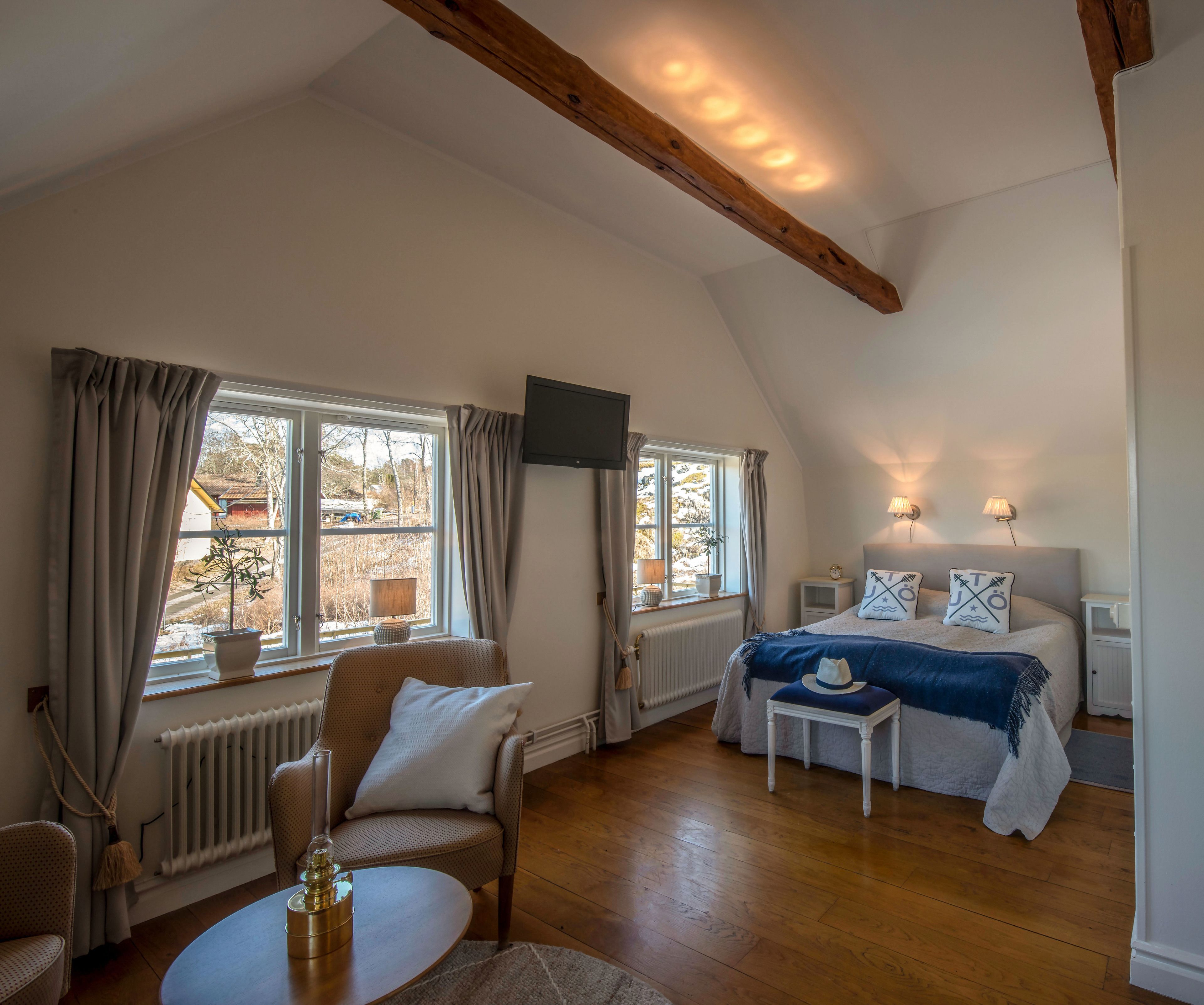 junior suite, sea view | desk, iron/ironing board, cots/infant beds, bed sheets