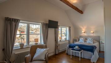 Juniorsvit - havsutsikt | Skrivbord, strykjÀrn/strykbrÀda, barnsÀngar och sÀngklÀder