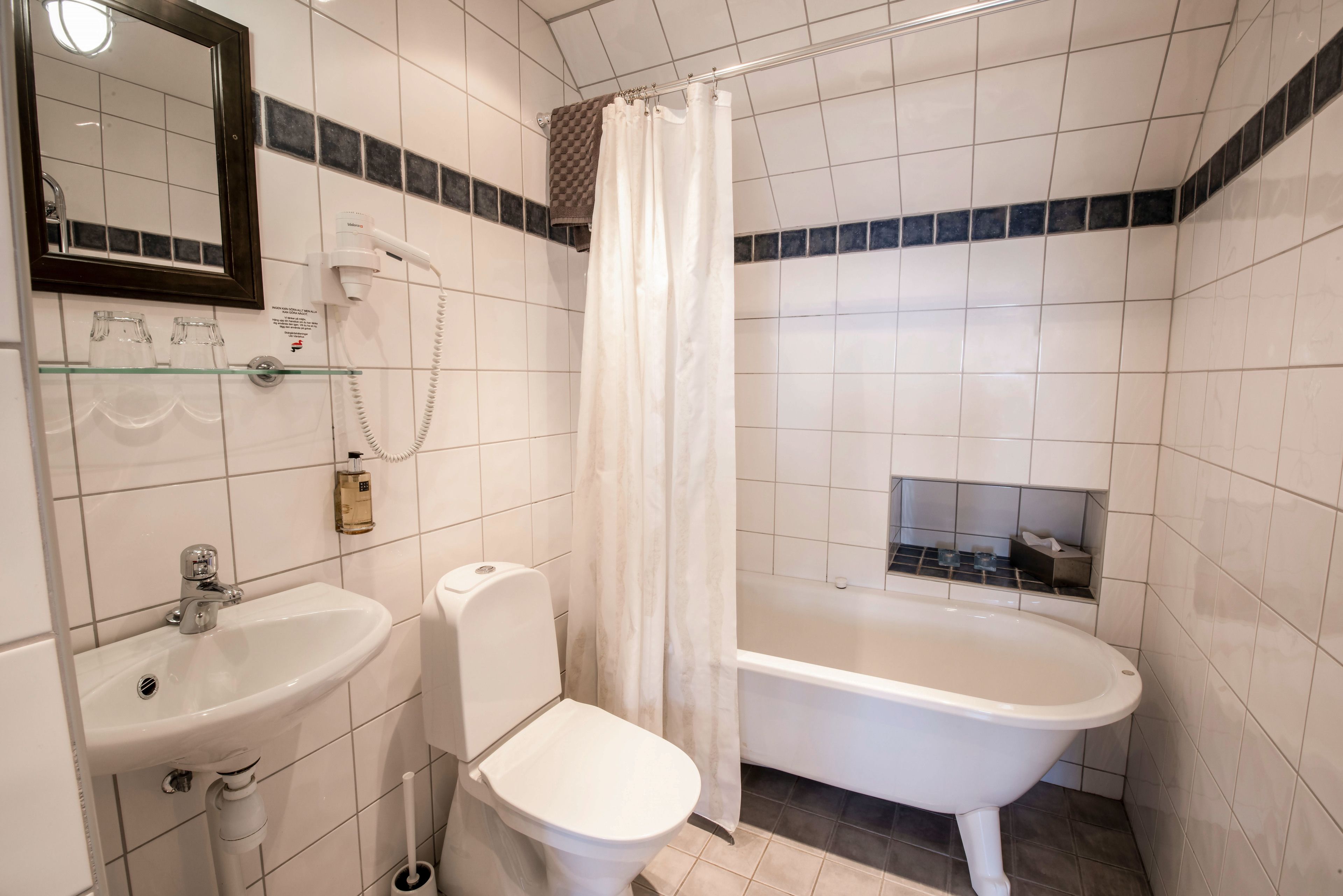 junior suite, sea view | bathroom | hair dryer, towels, soap, shampoo