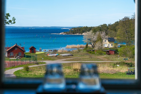 Bàn, bàn ủi/dụng cụ ủi quần áo, nôi/giường cho trẻ sơ sinh (phụ phí)