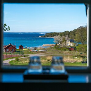 Escriptori, planxa i posts de planxar, bressols i roba de llit 