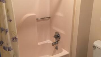 Deluxe kamer, 1 kingsize bed | Badkamer | Gratis toiletartikelen, een haardroger, handdoeken