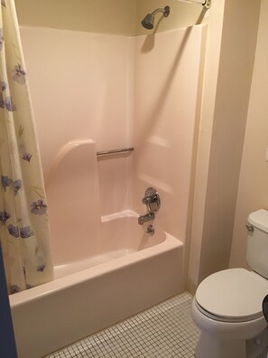 Chambre Deluxe, 1 très grand lit | Salle de bain | Articles de toilette gratuits, sèche-cheveux, serviettes fournies