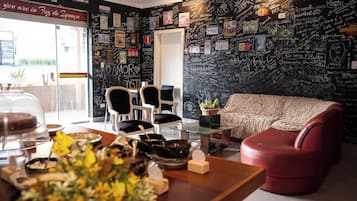 Café da manhã com buffet todos os dias (BRL 25 por pessoa)