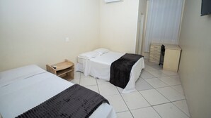 Habitación triple estándar | Cortinas opacas, tabla de planchar con plancha, wifi gratis