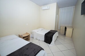 Standard Triple Room | Blackout drapes, iron/ironing board, free WiFi, bed sheets - Pousada Quati (Foz do Iguaçu)