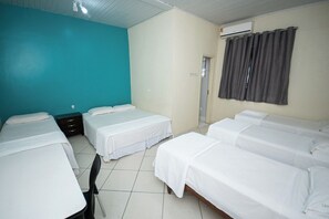 Habitación familiar | Cortinas opacas, tabla de planchar con plancha, wifi gratis