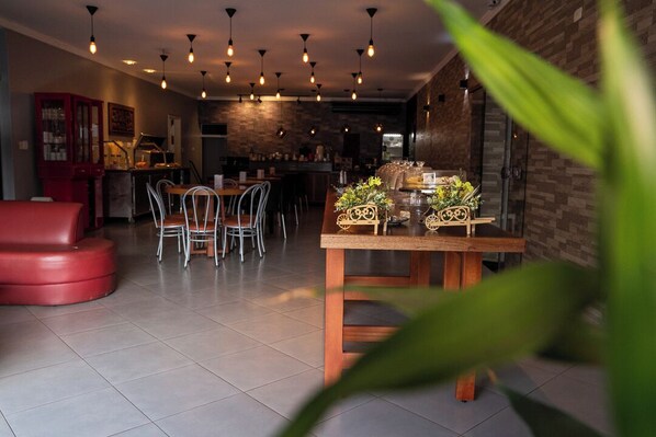 Daily buffet breakfast (BRL 25 per person)