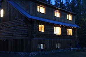 A log cabin with multiple windows and a sloped roof. - Rock Lake Lodge (Rock Lake)