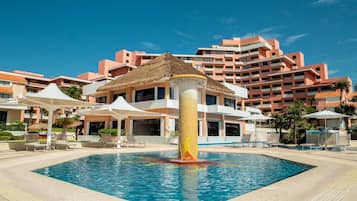 3 piscinas al aire libre, sombrillas, sillones reclinables de piscina