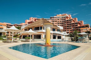 3 buitenzwembaden, parasols voor strand/zwembad