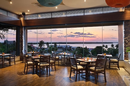 7 restaurants, breakfast, lunch, dinner served; seafood