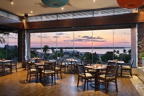 7 restaurants, breakfast, lunch, dinner served; seafood