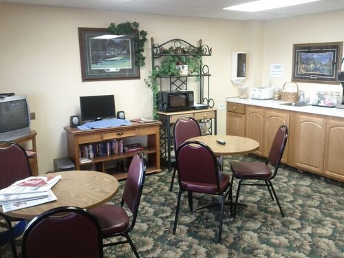 Oakwood Inn and RV Park