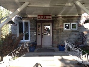 Property entrance - Motel Le Paysan (Montreal)
